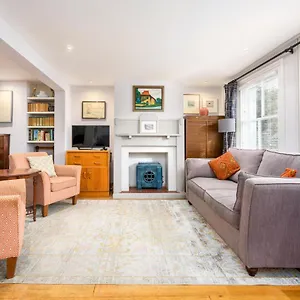 Delightful Bird Sisters With Free Parking Holiday home
